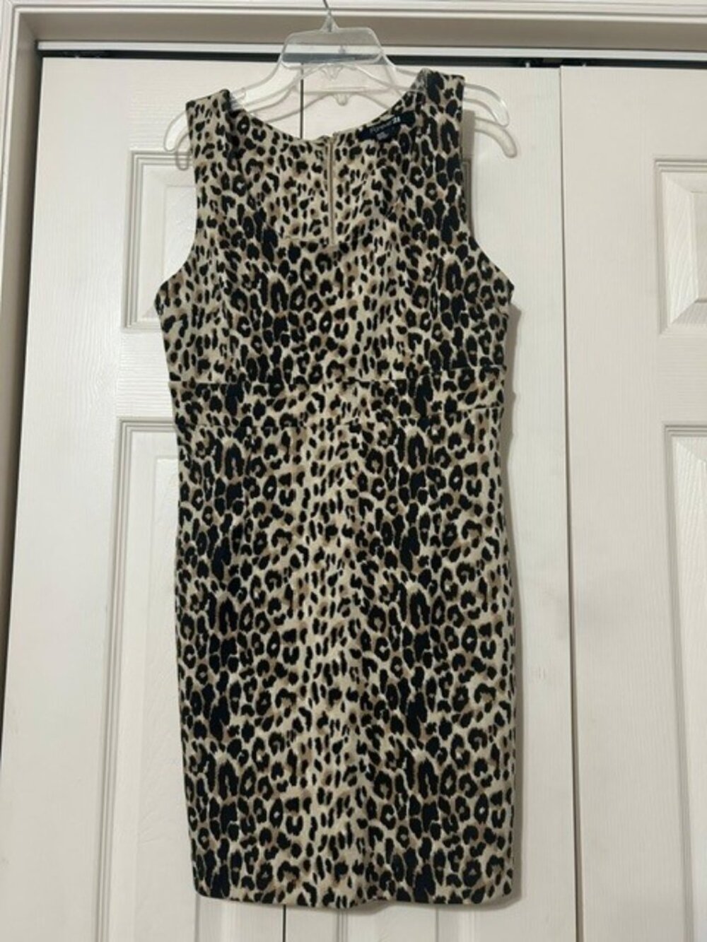 Forever 21 sleeveless leopard print bodycon mini dress. (M)